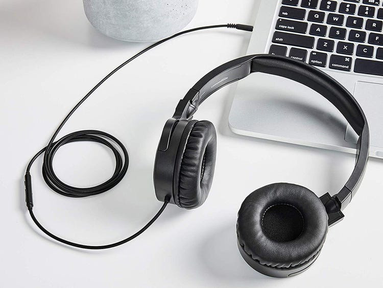 Các chuyến bay trang bị TV thường có tai nghe. Các hãng hàng không giá rẻ có thể tính phí nhưng hầu hết vẫn cho hành khác mượn tại nghe miễn phí. Ảnh: BI