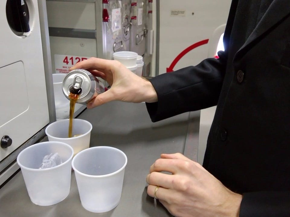 Nếu hành khách không hỏi thì tiếp viên hàng không sẽ không phục vụ nước soda hoặc nếu phục vụ thì chỉ rót một nửa lon. Dù vậy, hành khách vẫn có quyền gọi nguyên một lon nước soda và bất cứ tiếp viên nào cũng sẽ vui vẻ phục vụ. Ảnh: BI