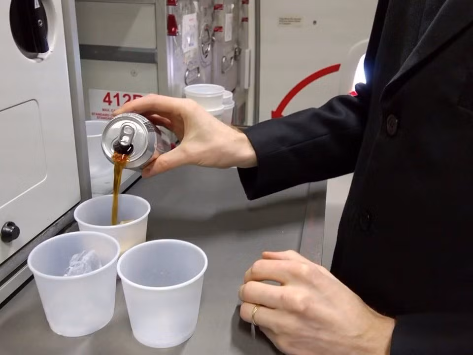 Nếu hành khách không hỏi thì tiếp viên hàng không sẽ không phục vụ nước soda hoặc nếu phục vụ thì chỉ rót một nửa lon. Dù vậy, hành khách vẫn có quyền gọi nguyên một lon nước soda và bất cứ tiếp viên nào cũng sẽ vui vẻ phục vụ. Ảnh: BI