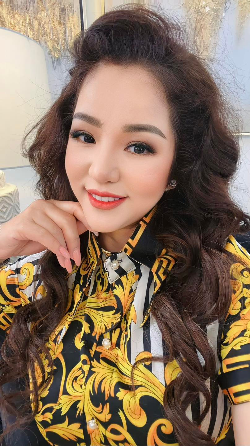  Danh hài Thuý Nga được khán giả biết đến với vai trò diễn viên hài - kịch nói, điện ảnh, MC. Thúy Nga kết hôn năm 2010. Cô cùng chồng sang Mỹ định cư và có con gái Nguyệt Cát. Tuy nhiên, cuộc hôn nhân đổ vỡ, Thúy Nga làm mẹ đơn thân trên đất Mỹ.