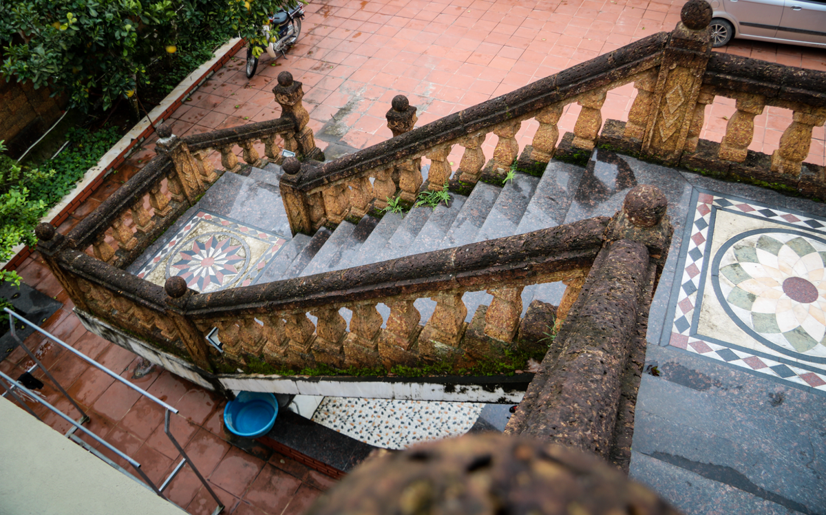 Phần cầu thang cũng được làm từ đá ong. Ảnh: VTCNews