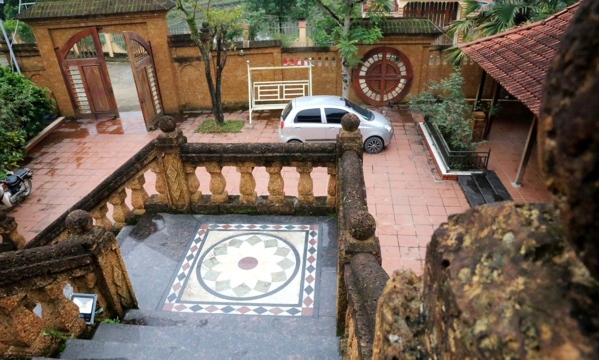 Đá ong hấp thụ nhiệt kém, tỏa nhiệt nhanh nên sẽ giúp căn nhà mát về mùa hè, ấm áp vào mùa đông. Ảnh: Dân trí