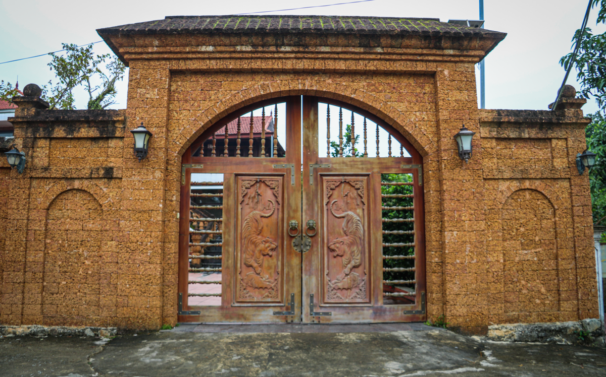 Cổng chính được làm từ gỗ lim, thiết kế tinh xảo. Ảnh: VTCNews