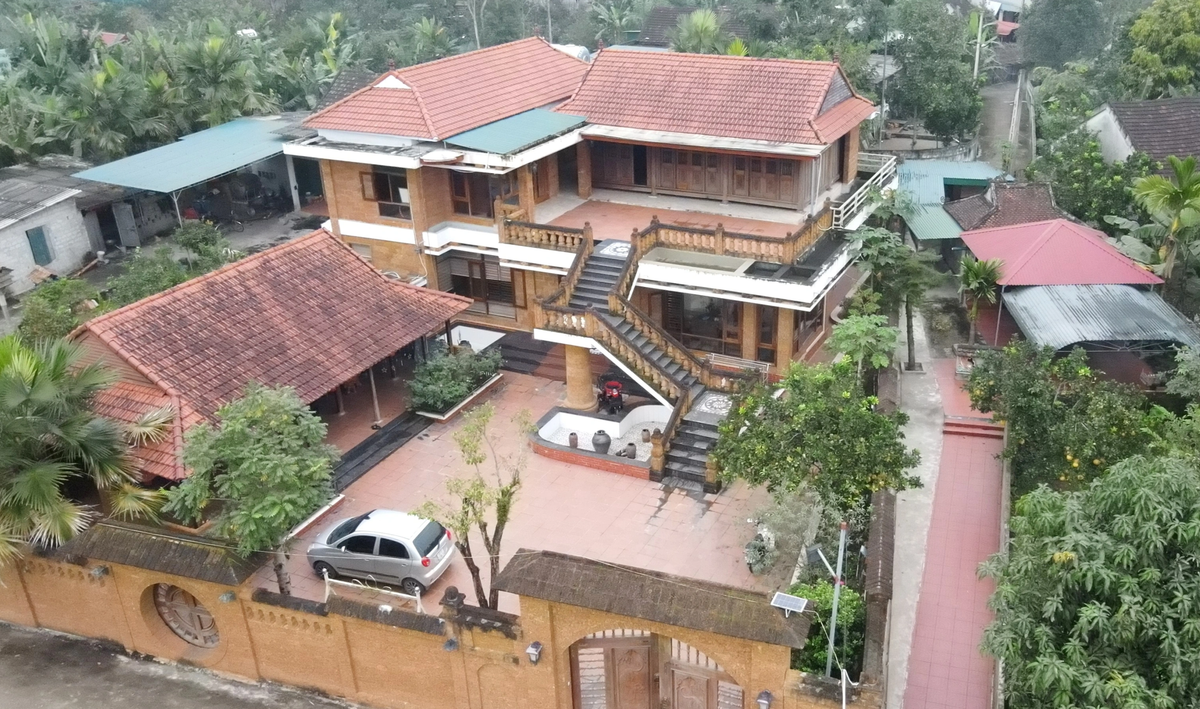 Toạ lạc tại thôn Đồng Hoà (xã Tân Dân, huyện Đức Thọ, Hà Tĩnh), ngôi nhà của vợ chồng ông Nguyễn Xuân Bình (hơn 80 tuổi) và bà Trần Thị Hữu (hơn 70 tuổi). Ảnh: Dân trí