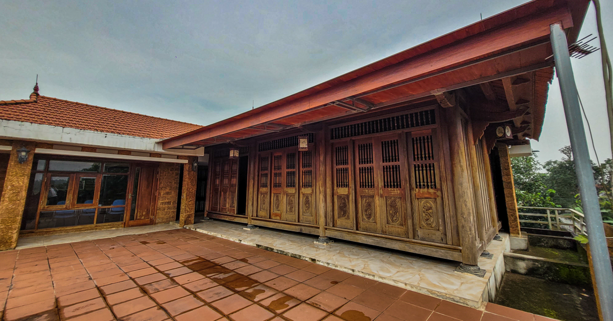 Phía trên tầng thượng có thêm căn nhà gỗ, dùng để thờ cúng tổ tiên. Ảnh: VTCNews