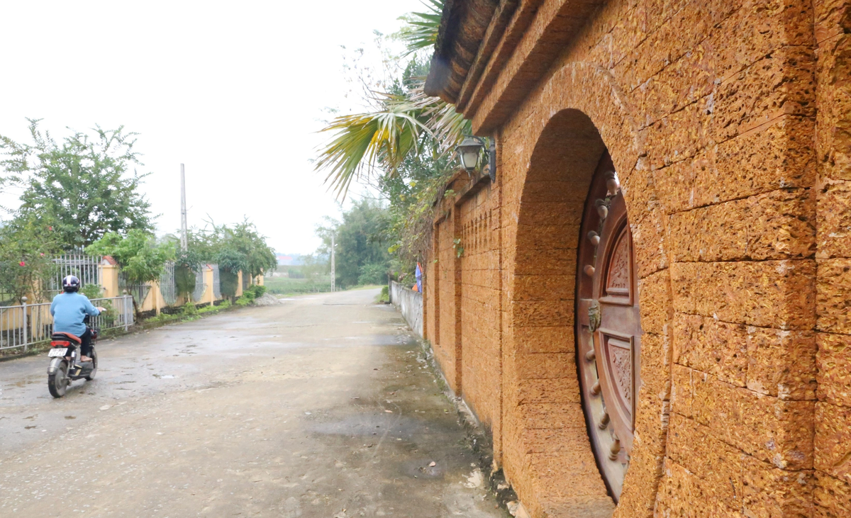 Hệ thống tường rào cũng được làm bằng đá ong. Ảnh: Dân trí