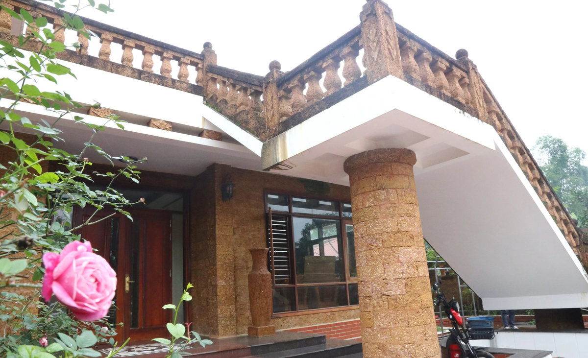 Đáng chú ý, toàn bộ số đá ong để xây nhà đều được đặt mua từ Hà Nội và vận chuyển về Hà Tĩnh. Ảnh: Dân trí