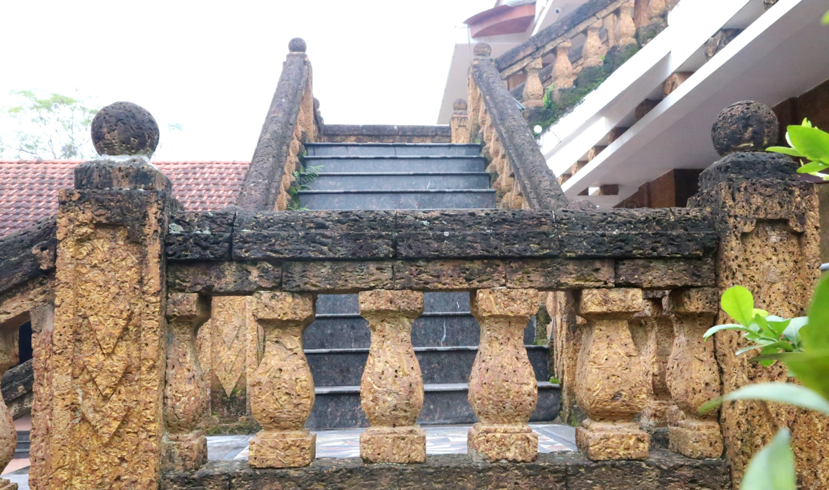 Theo tiết lộ từ gia chủ, ngôi nhà được xây dựng từ năm 2016 đến 2017 thì hoàn thành. Toàn bộ phần thô của căn nhà được làm từ hơn 30.000 viên đá ong. Ảnh: Dân trí