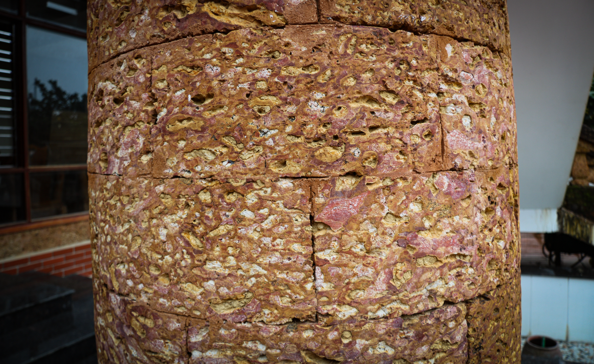 Nhà gồm 7 gian, trong đó có 2 gian nhà gỗ. Ngôi nhà có 30 cột trụ bê tông, trong đó có 2 cột lớn được lát đá ong phía ngoài. Ảnh: VTCNews