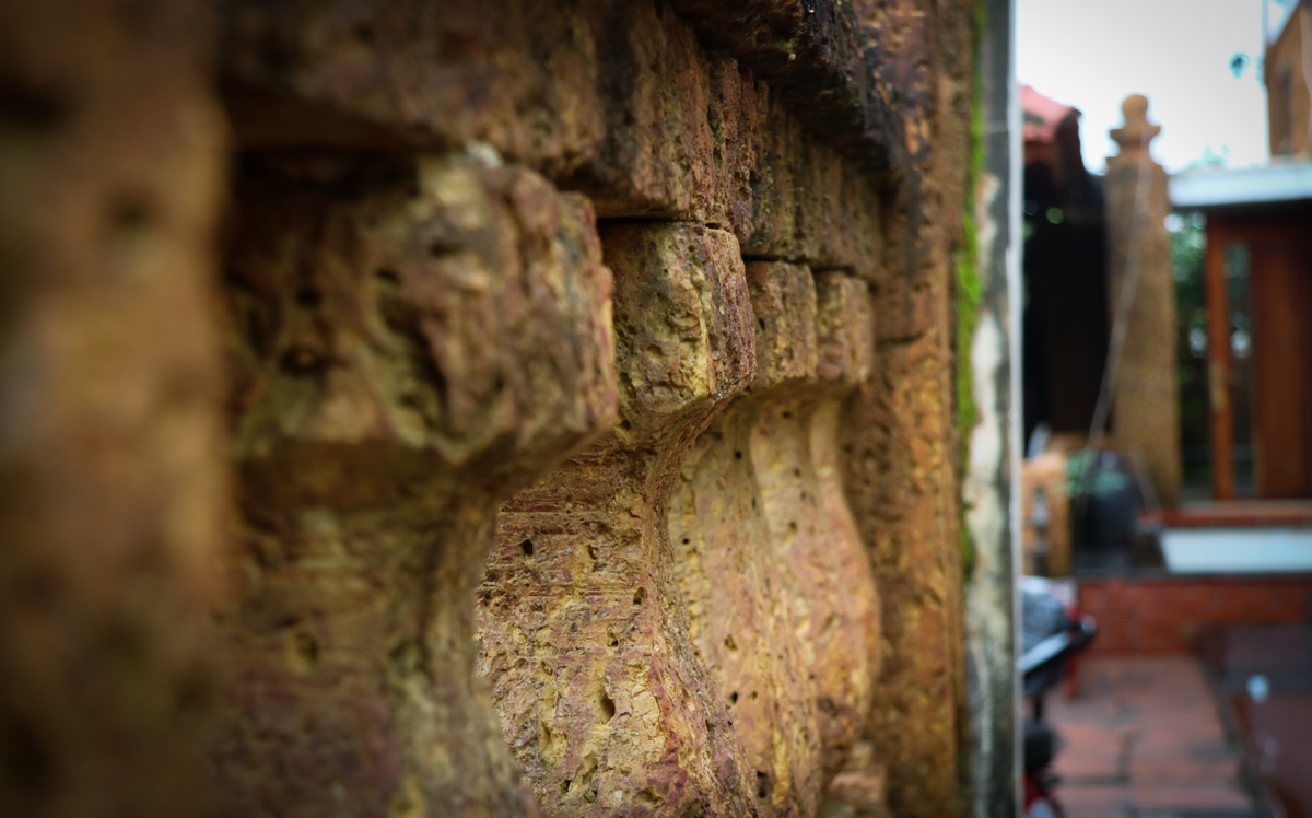 Những viên đá ong được liên kết với nhau bằng mạch âm, tạo nên những mối nối hoàn chỉnh. Ảnh: VTCNews