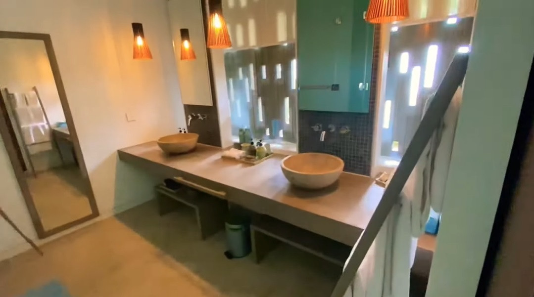 Phòng tắm rộng rãi với nội thất sang trọng. Ảnh: Chụp màn hình