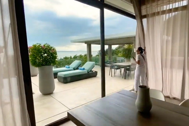 Biệt thự nhìn ra biển vô cùng lãng mạn, có cả bãi biển và sân vườn riêng. Ảnh: Chụp màn hình