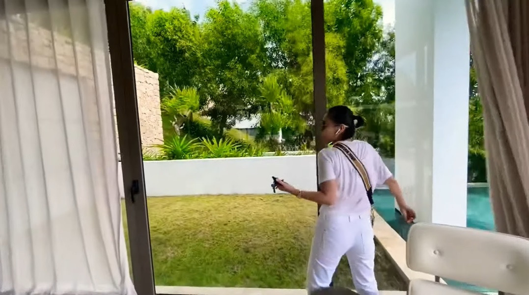 Phòng nào trong nhà cũng gần gũi vói thiên nhiên. Ảnh: Chụp màn hình