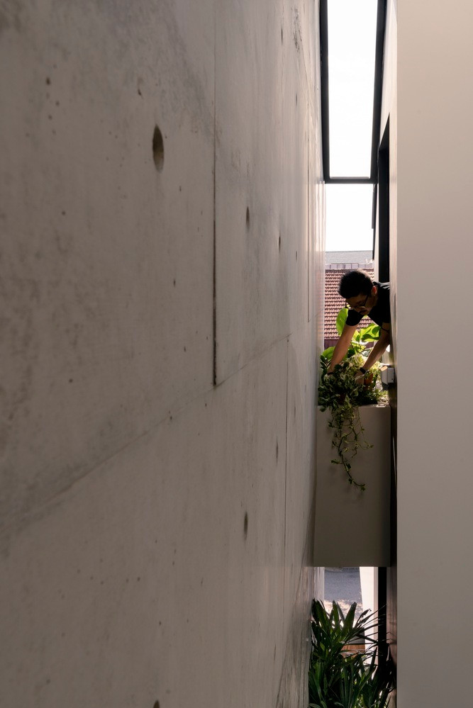 Phía tiếp giáp nhà hàng xóm tuy diện tích nhỏ hẹp vẫn được tận dụng để thiết kế bồn cây xanh.