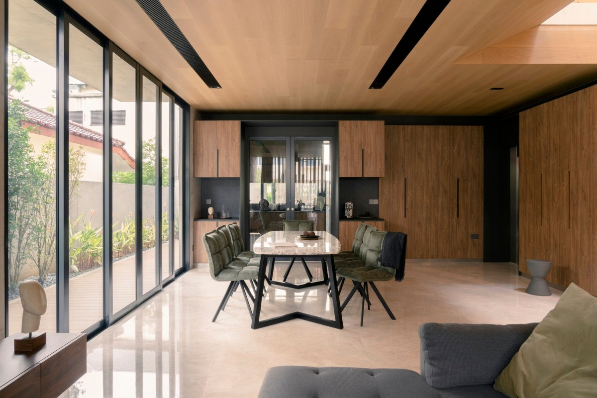 Phòng ăn ngăn cách với khu nấu nướng bằng vách kính, giúp ngăn mùi và tăng sự riêng tư.