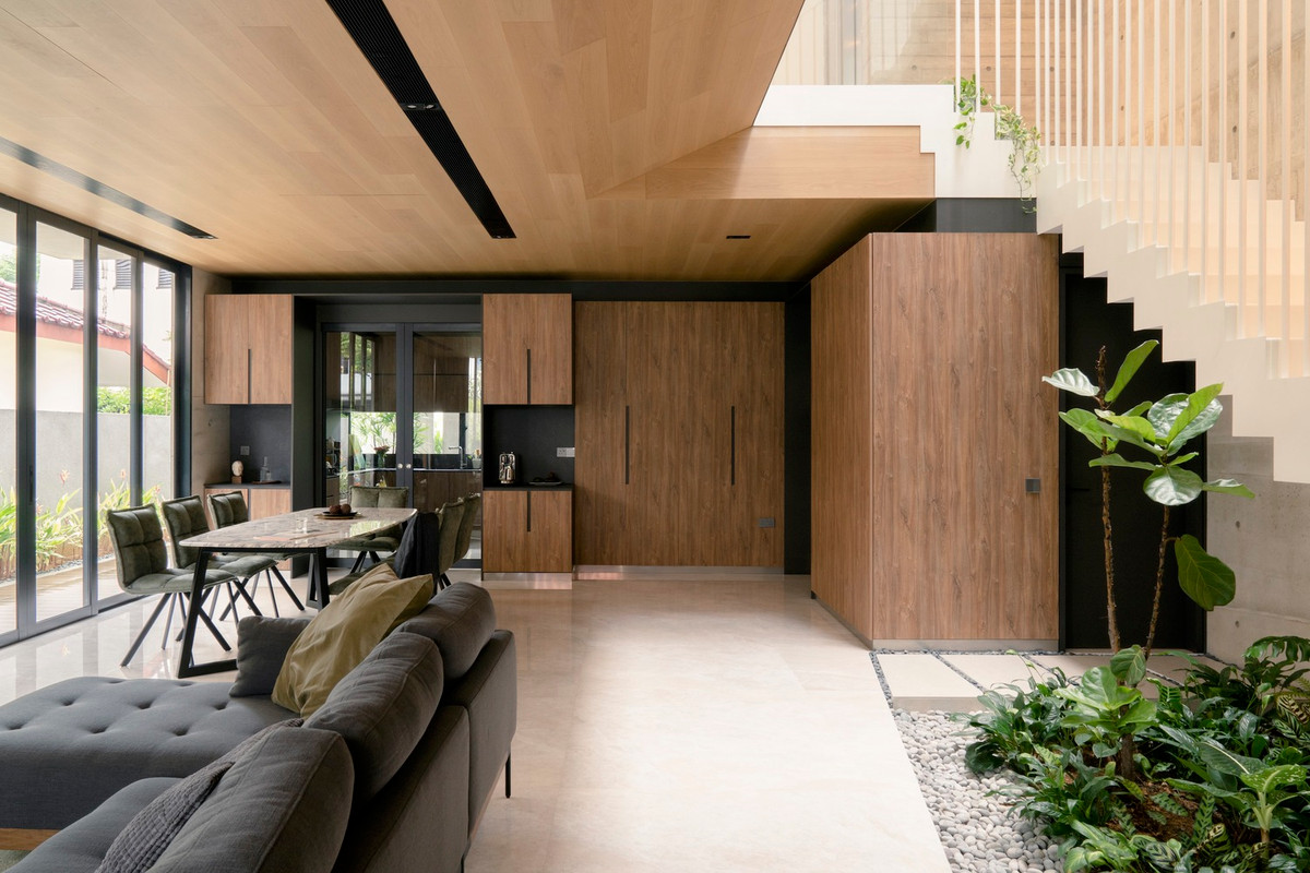 Các khu vực chức năng trong nhà được bố trí xung quanh giếng trời giúp lấy nhiều ánh sáng và không khí nhất có thể.