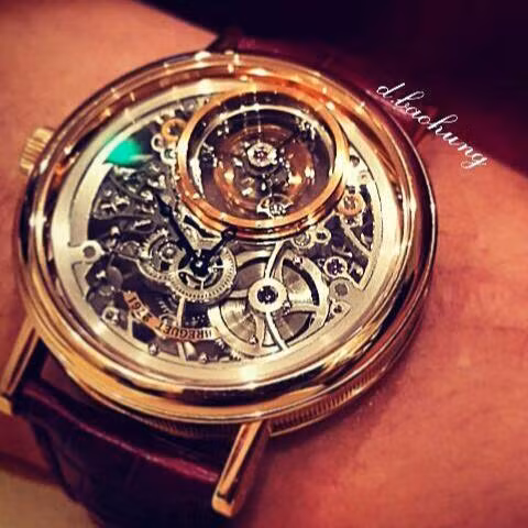 Trước đây, Bảo Hưng từng khoe nhiều mẫu đồng hồ hàng hiệu có giá từ vài trăm triệu đến hàng tỷ đồng. Ảnh: FBNV