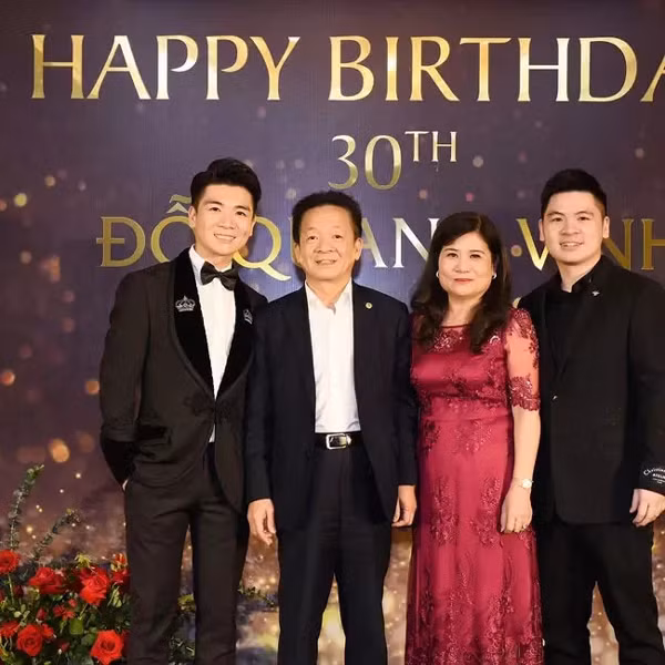 Bà Lê Thanh Hoà cũng chính là hậu phương lớn giúp chồng con yên tâm trong công tác. Ảnh: Facebook