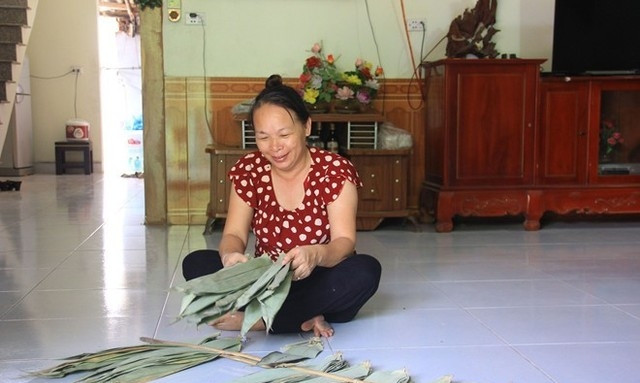 Gia đình bà Đặng Thị Triệu, một hộ nghèo ở xã An Phú, Mỹ Đức (Hà Nội) khiến nhiều người bất ngờ khi có doanh thu lên đến hàng tỷ đồng từ việc buôn bán lá tre. Ảnh: Zing