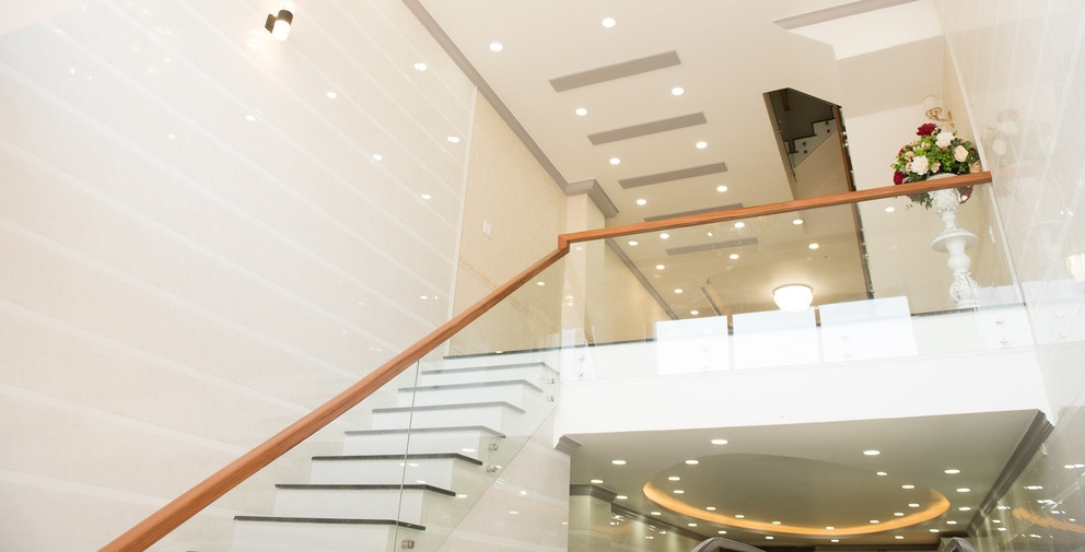 Cầu thang với lan can kính hiện đại. Ảnh: Yan