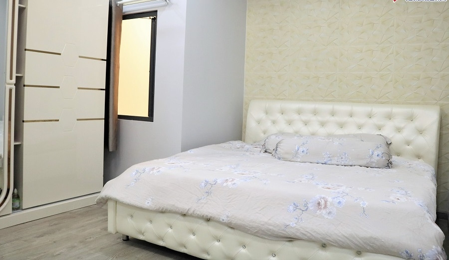 Phòng ngủ khá đơn giản với chiếc giường đôi cùng tủ đựng đồ cá nhân. Ảnh: Vietnamnet