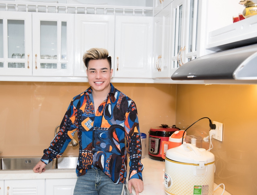 Phòng bếp gọn gàng cũng có gam màu trắng chủ đạo. Ảnh: Yan