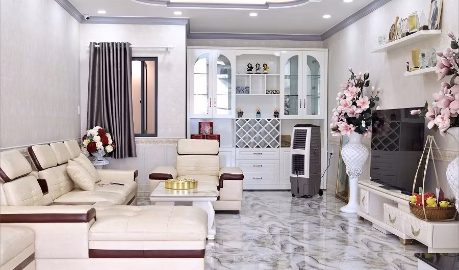 Bên trong căn nhà sử dụng tông màu trắng chủ đạo. Ảnh: Vietnamnet