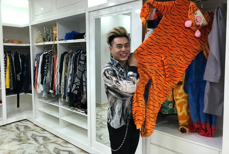 Một không gian riêng ở tầng 2 được dùng làm nơi chứa trang phục diễn và đồ mặc thường ngày. Ảnh: Vietnamnet