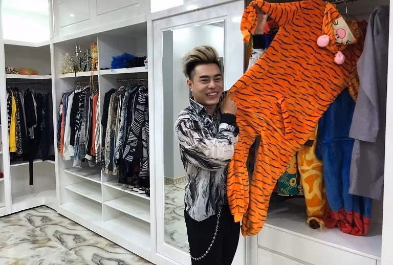 Một không gian riêng ở tầng 2 được dùng làm nơi chứa trang phục diễn và đồ mặc thường ngày. Ảnh: Vietnamnet