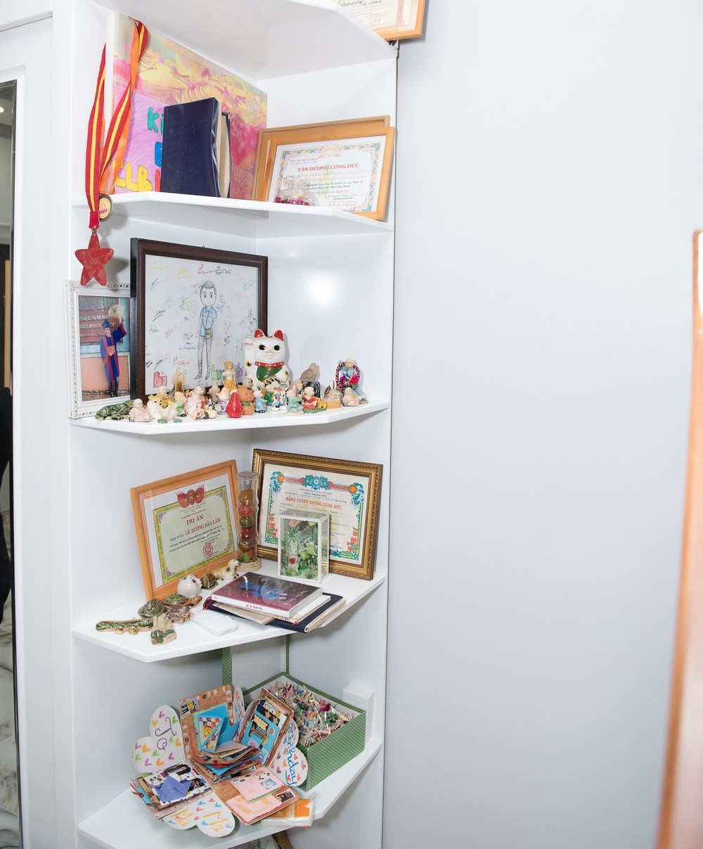 Trong nhà, Lê Dương Bảo Lâm dành một góc riêng lưu trữ vật kỷ niệm. Ảnh: Yan