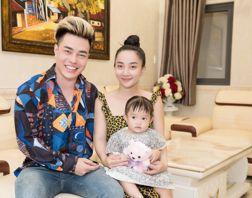 Sau hơn 10 năm chăm chỉ làm việc, diễn viên hài Lê Dương Bảo Lâm và vợ chính thức chuyển về nhà mới trong khu đô thị đắt đỏ tại quận 9, TP HCM trong dịp Tết Kỷ Hợi 2019. Ảnh: Yan