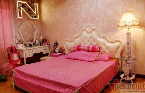 Phòng ngủ của Quỳnh Nga có màu hồng chủ đạo. Ảnh: Vietnamnet