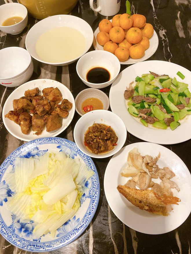 Thỉnh thoảng Quỳnh Nga vào bếp thể hiện tài nấu nướng. Ảnh: FBNV