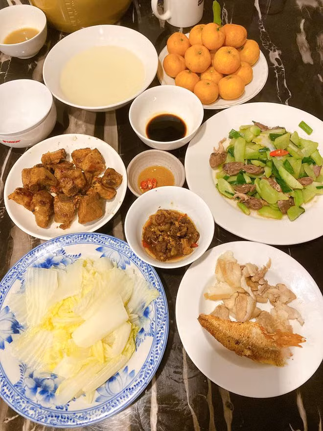 Thỉnh thoảng Quỳnh Nga vào bếp thể hiện tài nấu nướng. Ảnh: FBNV