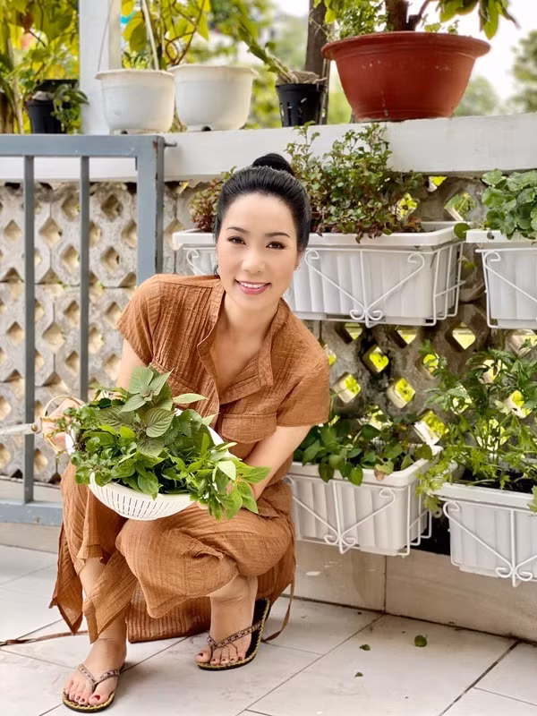 Những khi rảnh rỗi, ông xã Trịnh Kim Chi lại phụ vợ tưới tiêu, chăm sóc vườn và trồng thêm cây ăn quả.