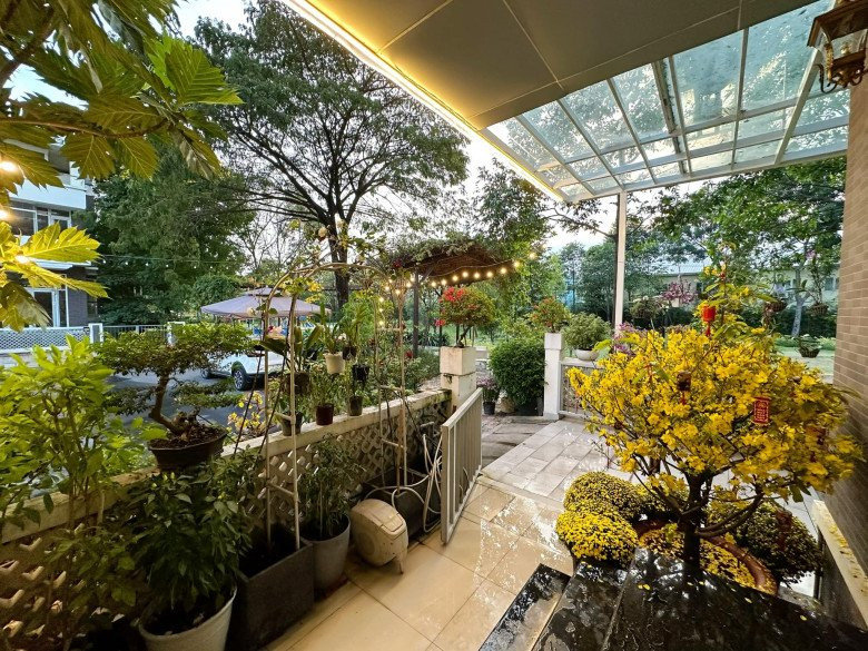 Căn biệt thự ngập tràn sắc hoa khi Tết đến.