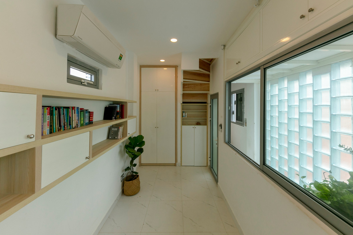 Tập trung vào sự đơn giản, ngôi nhà sử dụng gam màu trắng chủ đạo.