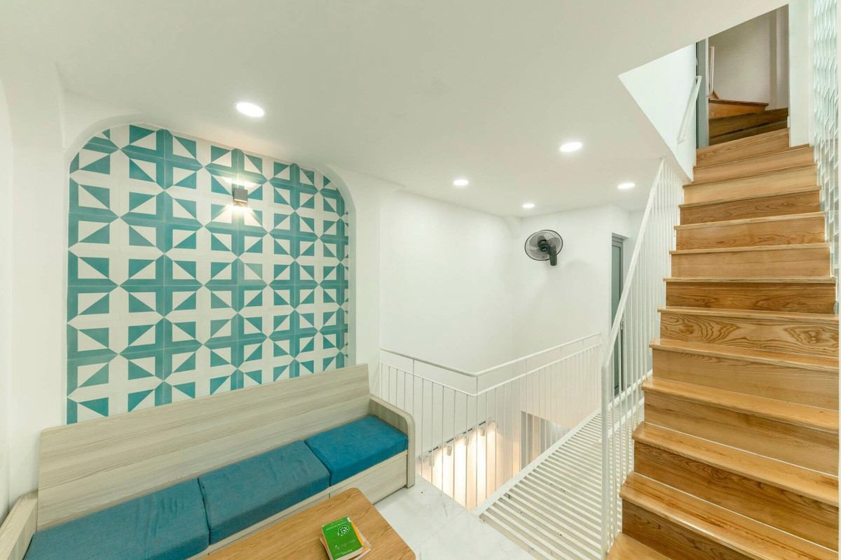 Phòng sinh hoạt ở tầng lửng mang gam màu trắng - xanh dễ thương.