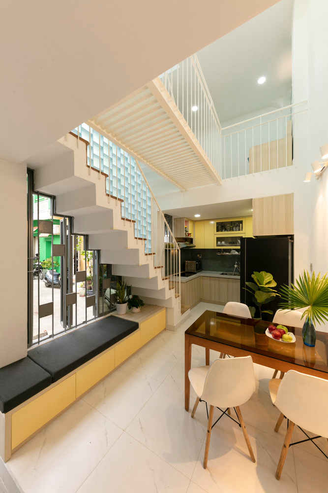Ngôi nhà gồm 5 tầng với các không gian chức năng được bố trí một cách hợp lý. Phòng khách và nhà bếp chung nằm ở tầng trệt.