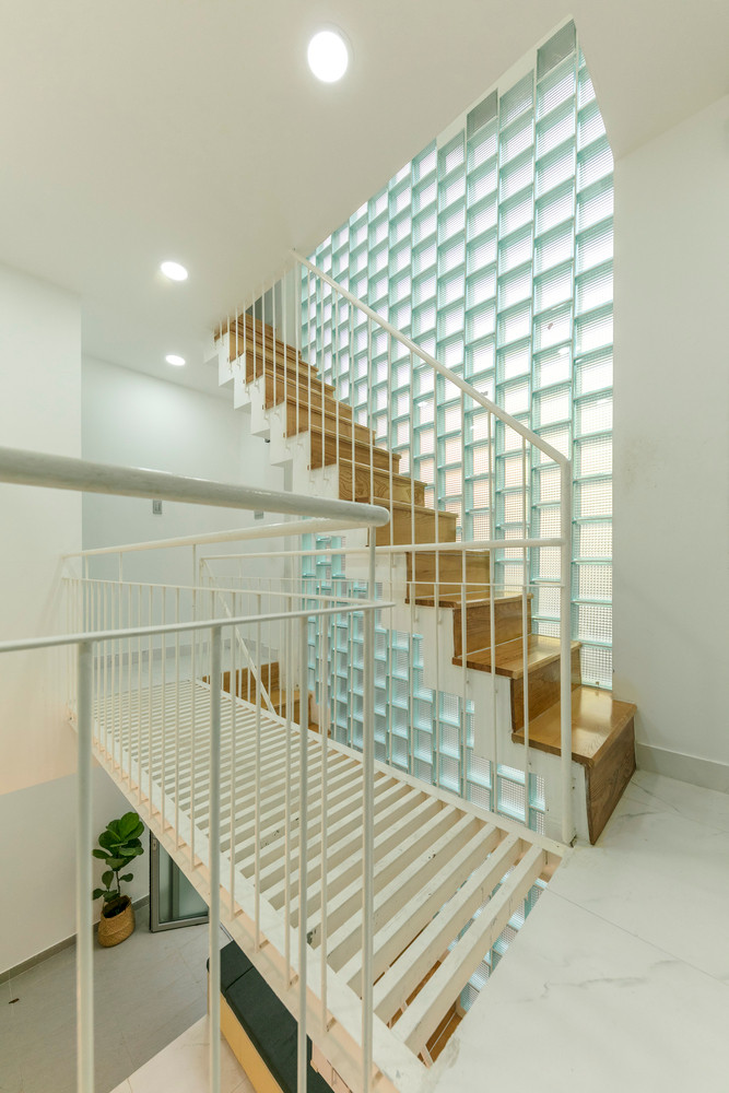 Tầng lửng có cây cầu đánh dấu sự chuyển đổi sang phòng chơi riêng tư hơn, nơi cha mẹ có thể có thời gian chất lượng với con cái.