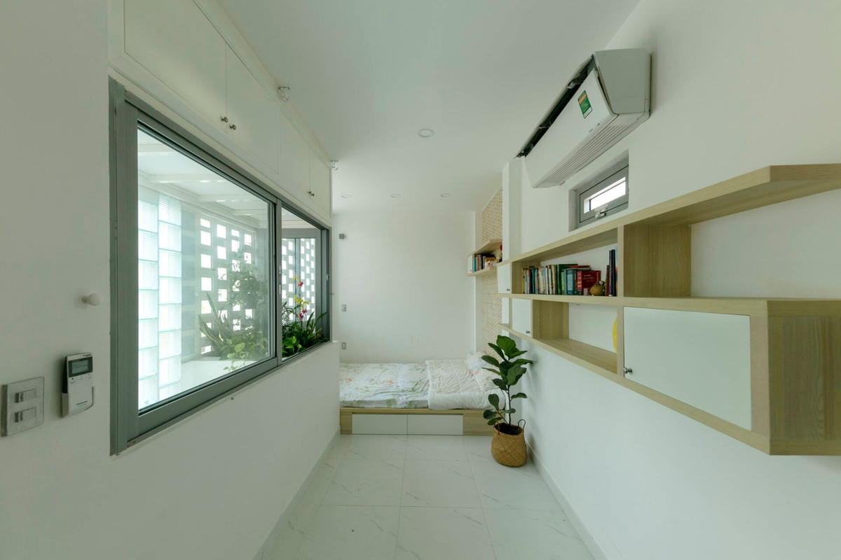 Hành lang và cầu thang được bố trí liền với mặt tiền để cung cấp vùng đệm cho các phòng ngủ bên trong.