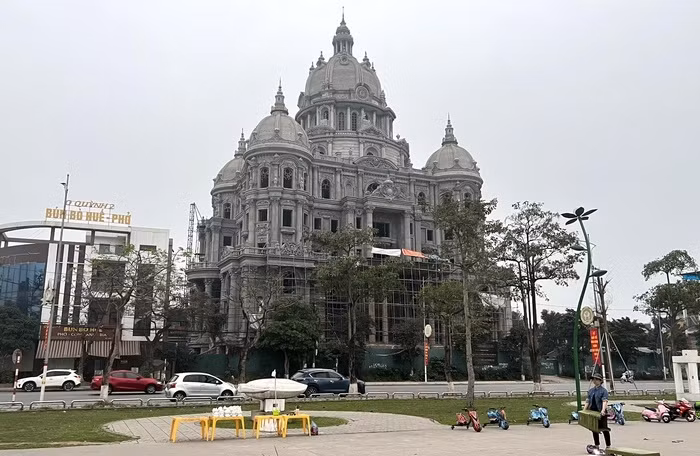 Hiện nay, tòa lâu đài đang vào giai đoạn hoàn thiện. Ảnh: Vietnamfinance