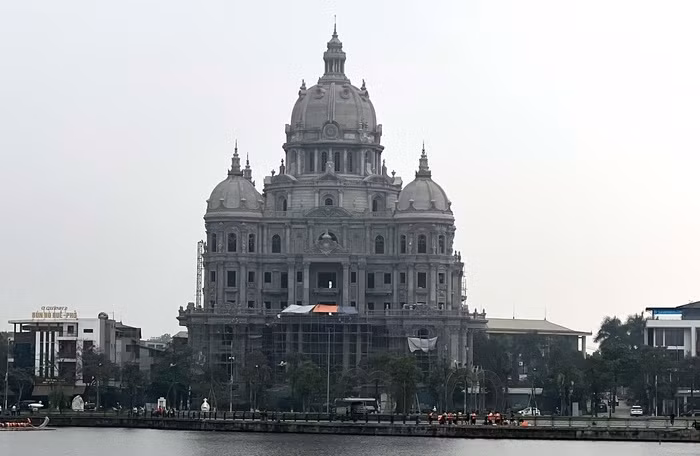 Tọa lạc trên đường Nguyễn Tất Thành (thành phố Việt Trì, Phú Thọ), tòa lâu đài mang tên Hải Linh thuộc sở hữu của một đại gia xăng dầu có tiếng tại địa phương. Ảnh: Vietnamfinance