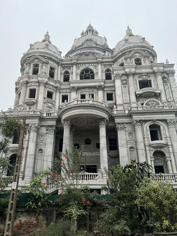 Lâu đài gồm 5 tầng, có tổng diện tích mặt sàn lên tới 8.807 mét vuông. Diện tích xây dựng tầng 1 là 1.898m2; tầng 2 là 2.254m2; tầng 3 là 1.245m2; tầng 4 là 1.326m2; tầng 5 là 1.334m2; tum mái 750m2. Ảnh: Thuơng Hiệu và Pháp Luật