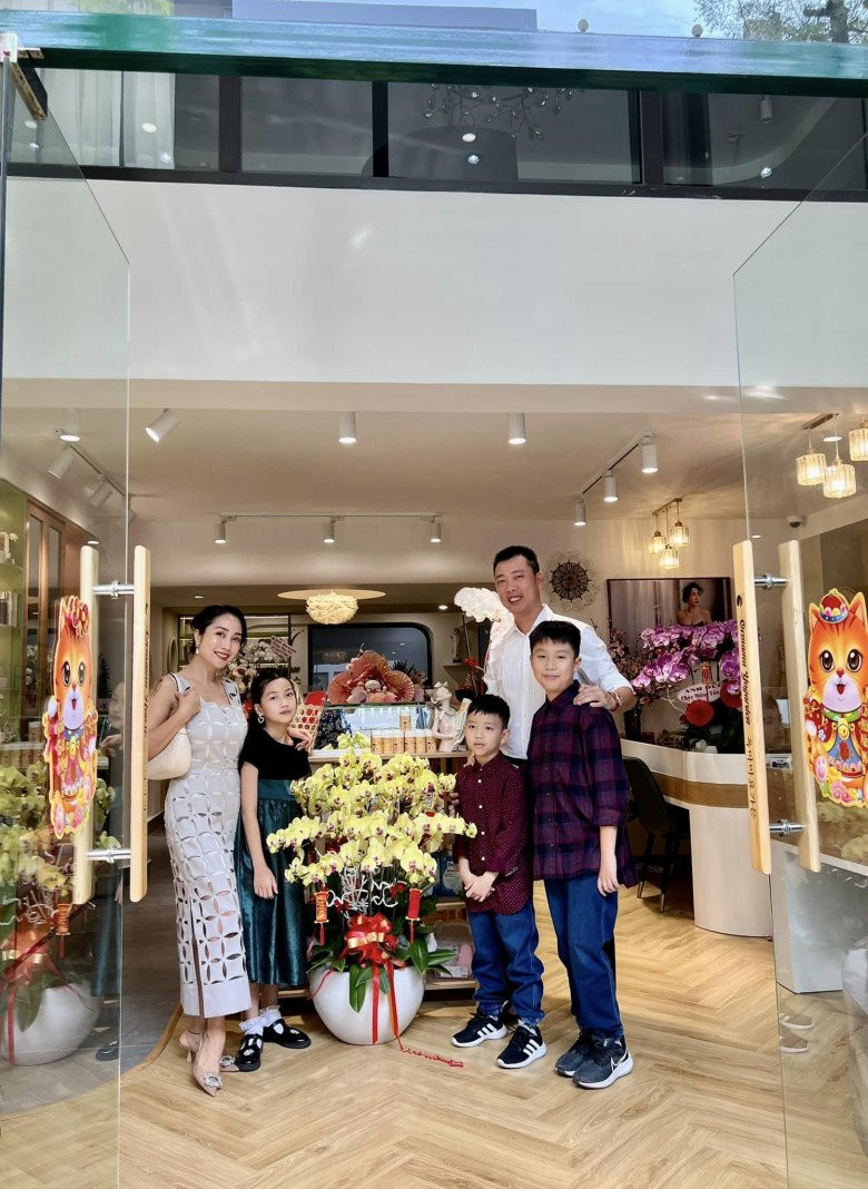 Dịp Tết vừa qua, Ốc Thanh Vân cho biết mới tậu thêm nhà ở TP HCM. Đây là năm đầu tiên gia đình nữ MC đón Tết ở cơ ngơi mới. Ảnh: FBNV