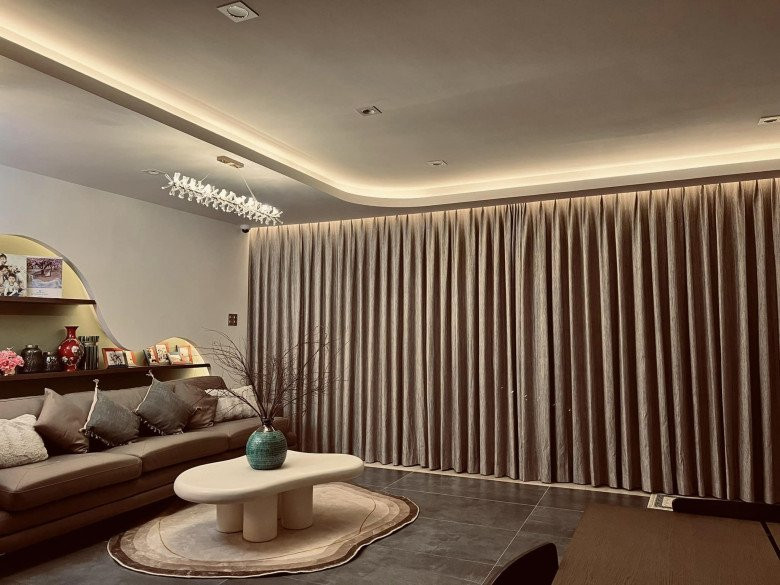 Căn biệt thự được bao phủ bởi tông màu trắng, hiện đại và tiện nghi chẳng kém cơ ngơi cũ. Ảnh: FBNV