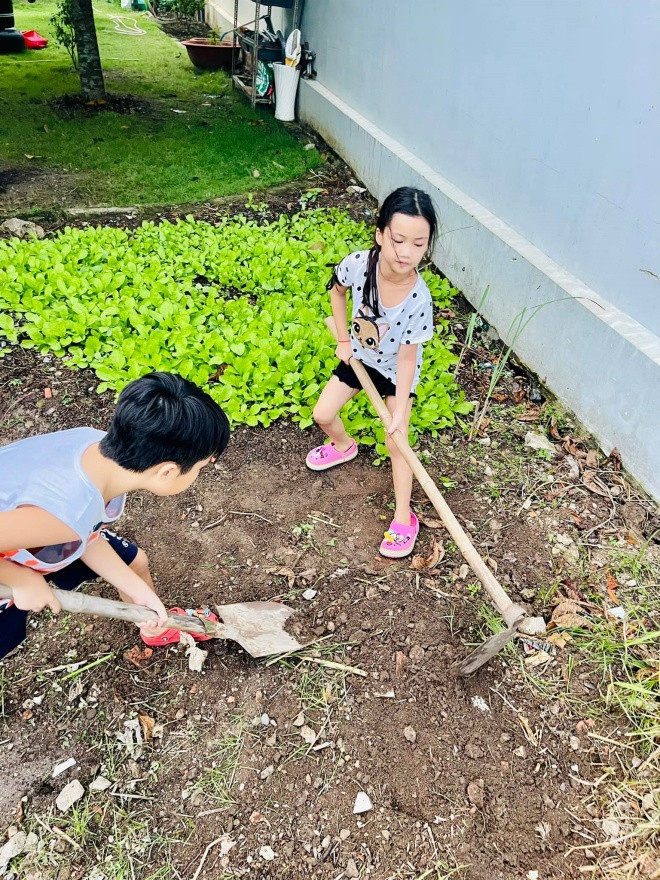 Các con Ốc Thanh Vân cuốc đất, tưới nước và chơi đùa dưới tán cây. Ảnh: FBNV
