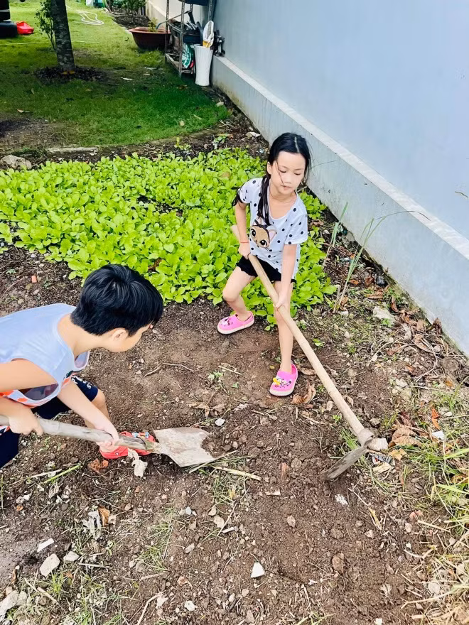 Các con Ốc Thanh Vân cuốc đất, tưới nước và chơi đùa dưới tán cây. Ảnh: FBNV