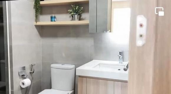 Nhà vệ sinh có gam màu trắng chủ đạo.