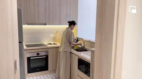 Khu vực bếp trong tựa như một quầy bar rất ấn tượng.